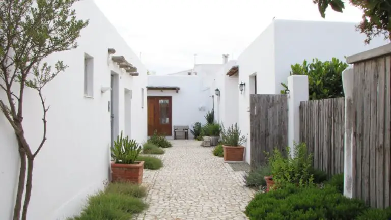 minimalist white house designs